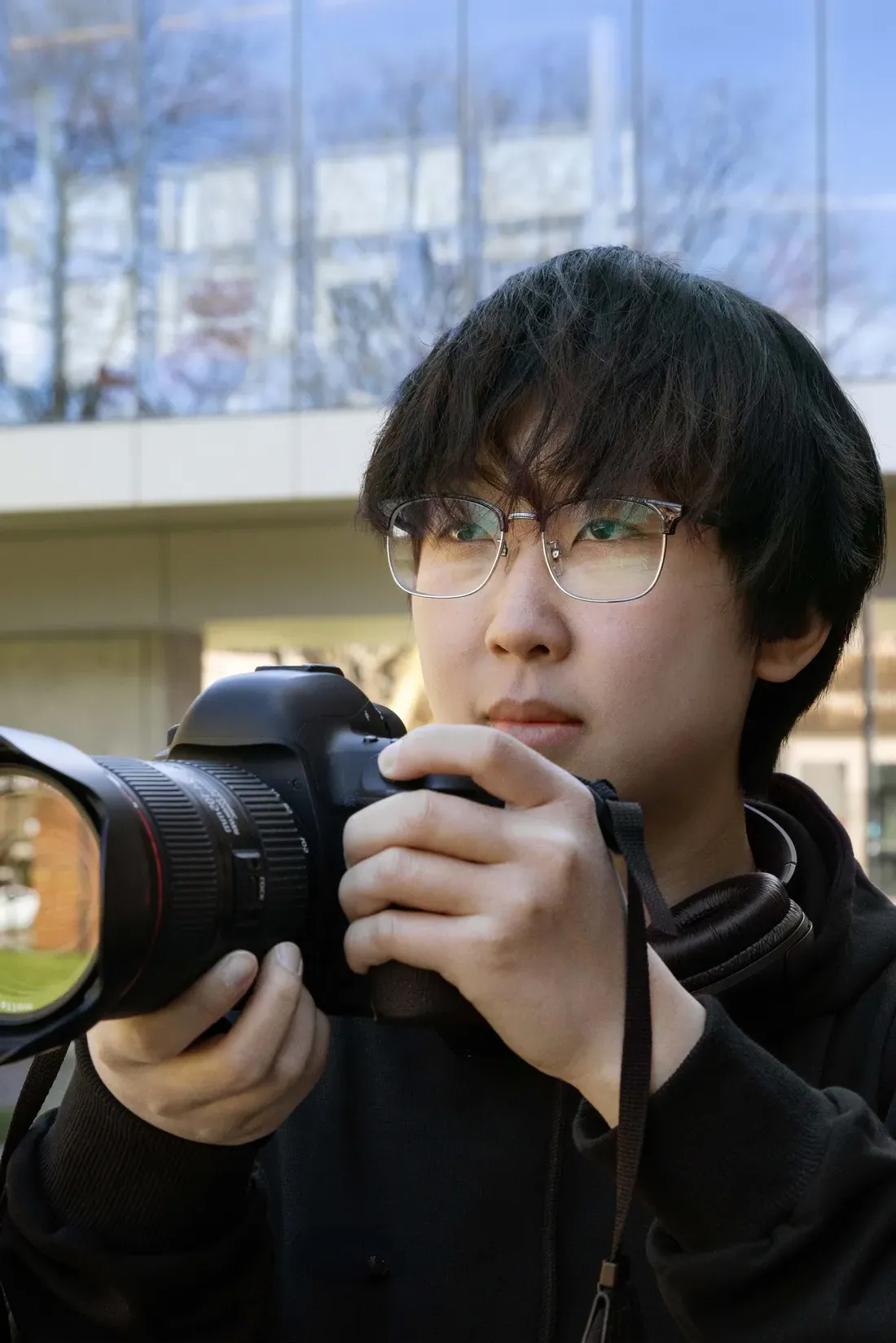 研究生赵佳欣看着他用相机拍摄的照片.